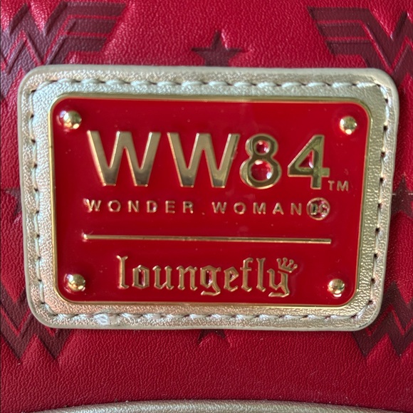 Wonder Woman loungefly backpack NWOT - Picture 4 of 7